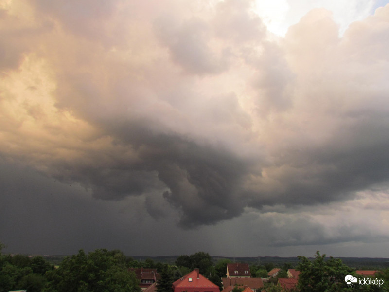 Zivatar most tőlünk délre