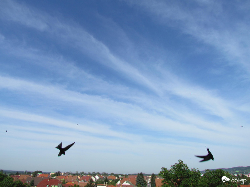 Égkép hőségnapon délben