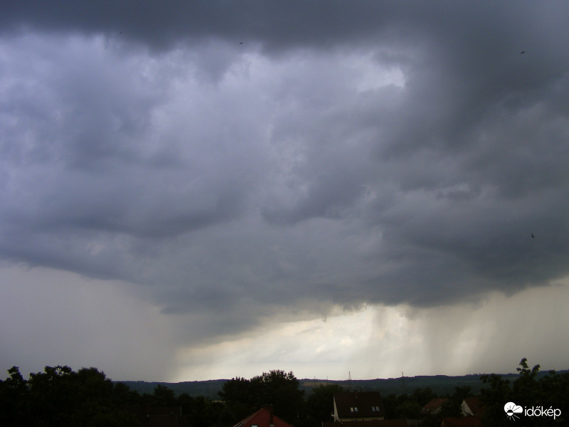 Zivatar zivatart követ