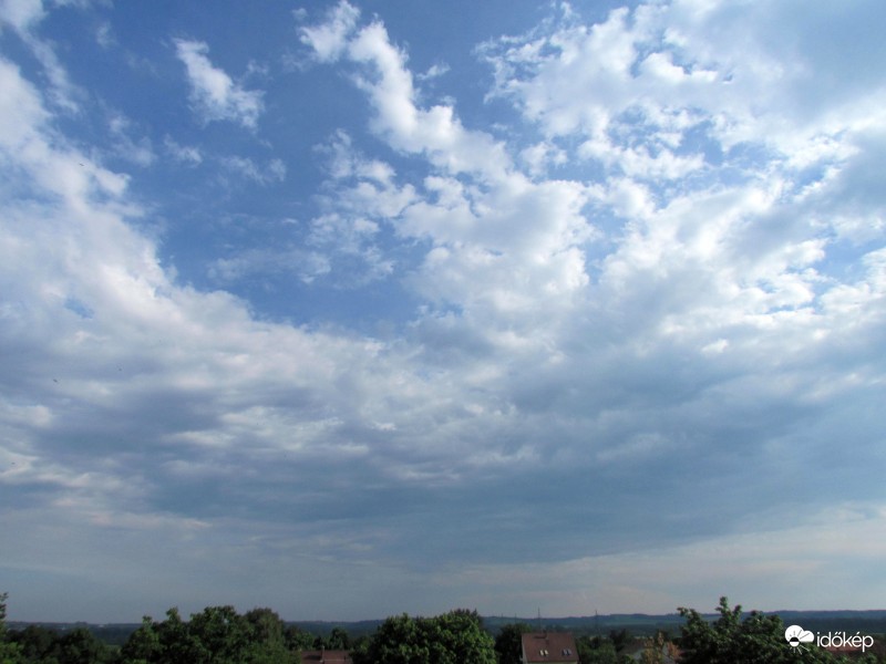 Felhősödés délután Pécsett