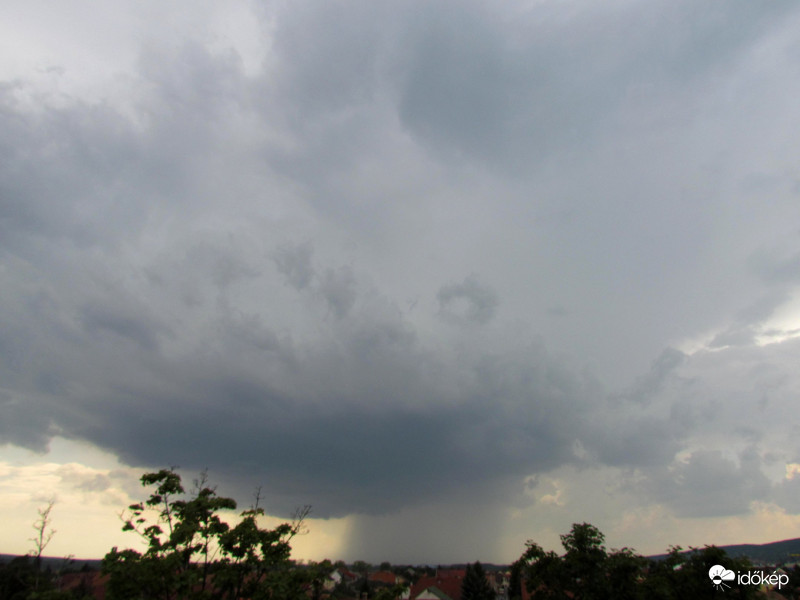Pécsre érkező zivatarfront 