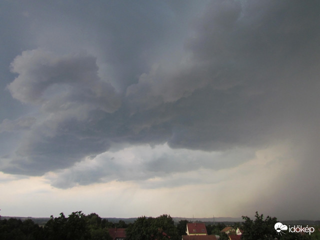 Pécsre érkező zivatar