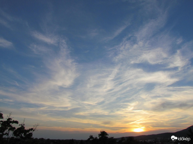 Szokványos cirrusos napnyugta