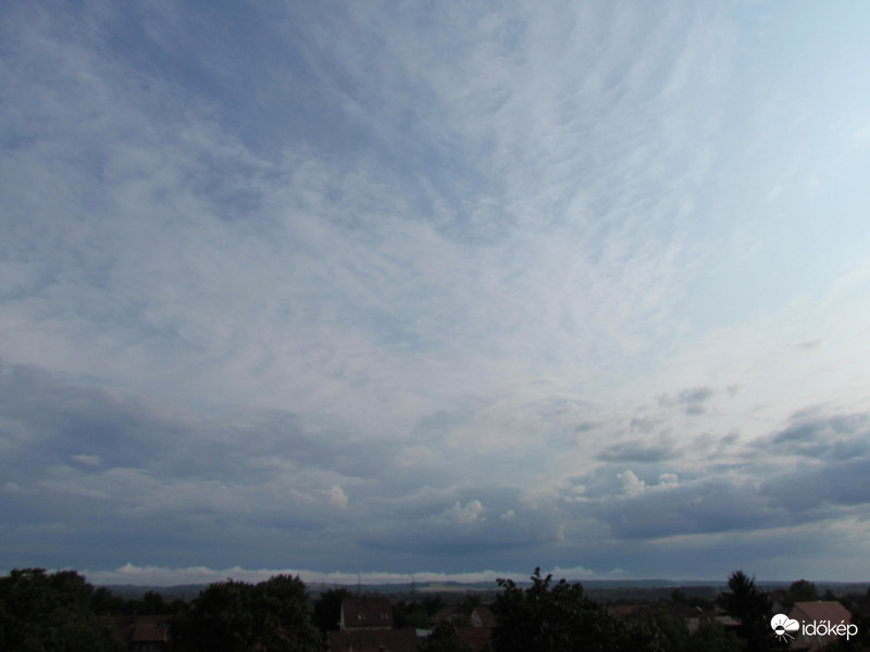 Pécs, felszakadozó felhőzet