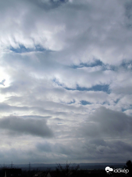 Pécsi égbolt Délen