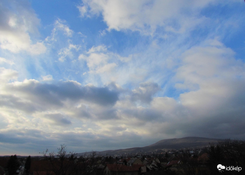 Borúra derülő égbolt