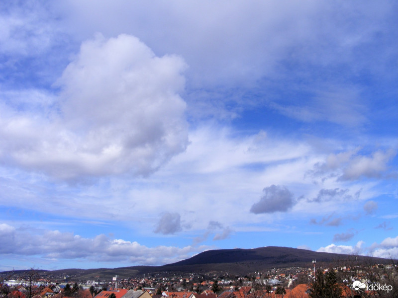 Ma délelőtti mozgalmas égkép 2