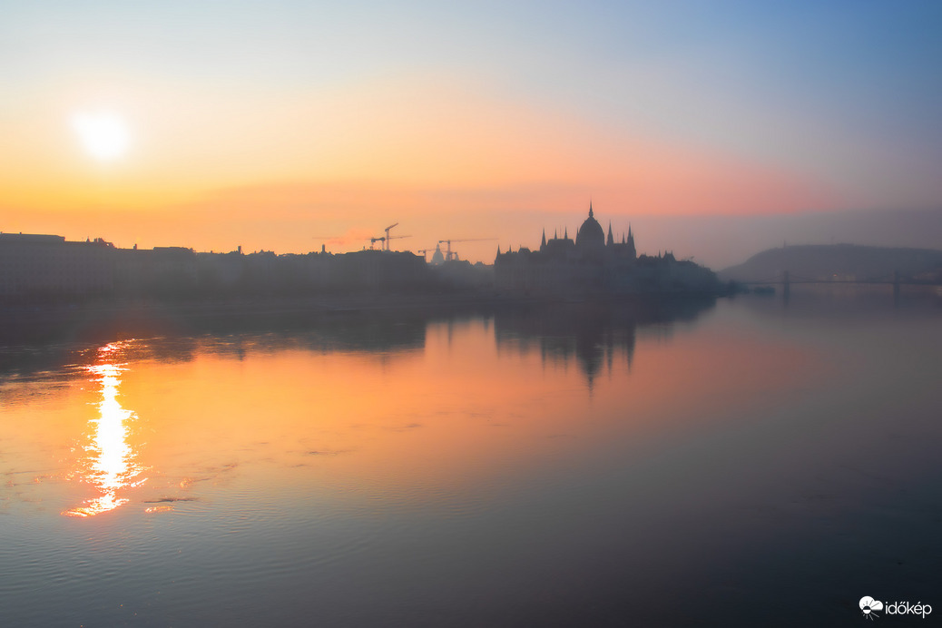 Felragyogott a Nap a mai ködös reggelen