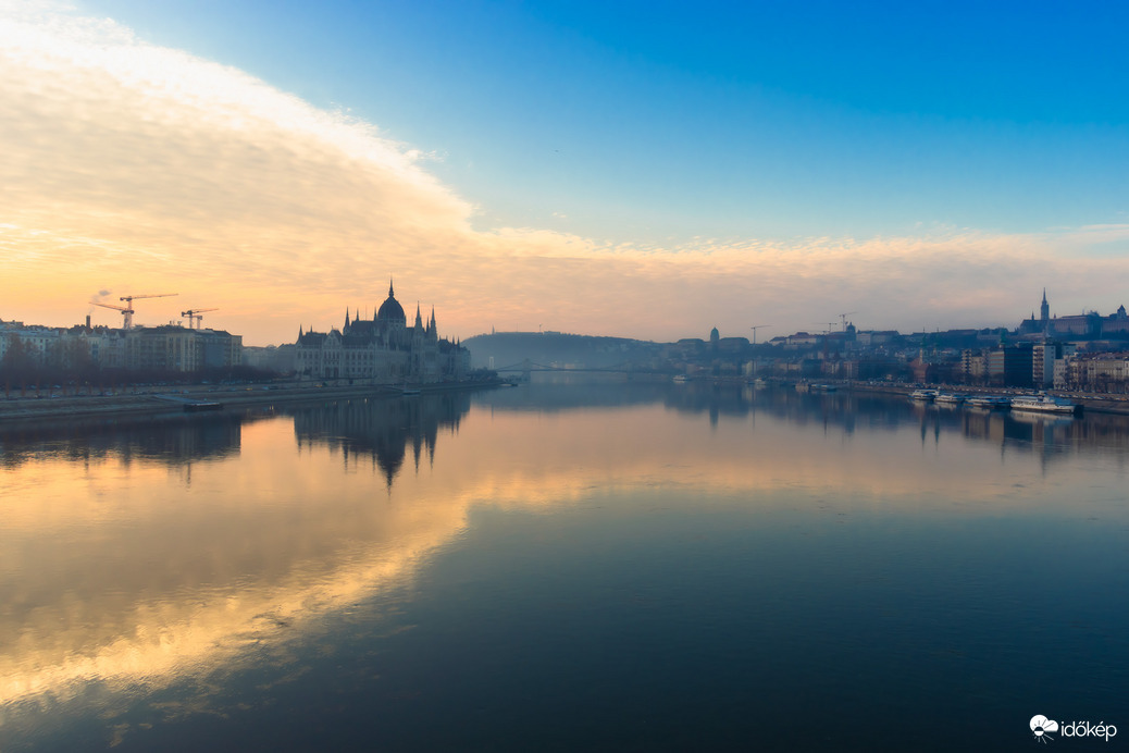 Aranyló fénykeretben 