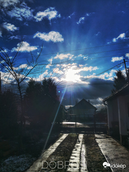 Középbogárd, hol a hó szakad, hol a nap süt. Vagy együtt mindkettő. 