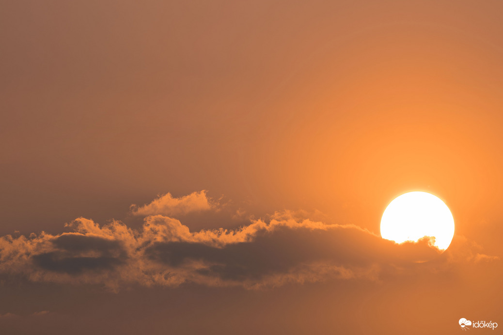 Szaharai porral festett naplemente