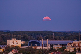 Májusi teliholdkelte Szeged fölött
