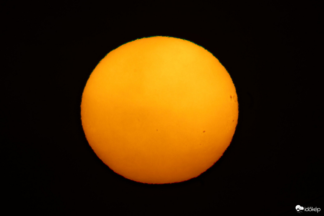 Nem a legszebb szerkesztés, de a ködbe vesző naplemente egész jól láthatóvá tett néhány napfoltot is.