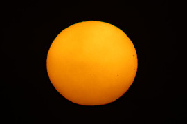 Nem a legszebb szerkesztés, de a ködbe vesző naplemente egész jól láthatóvá tett néhány napfoltot is.