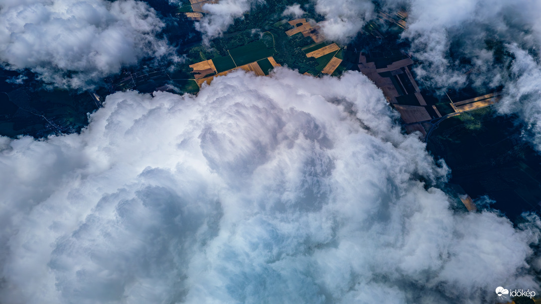 Cumulonimbus-torony felülről  
