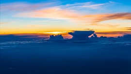 Naplemente mögötti izolált zivatarcella