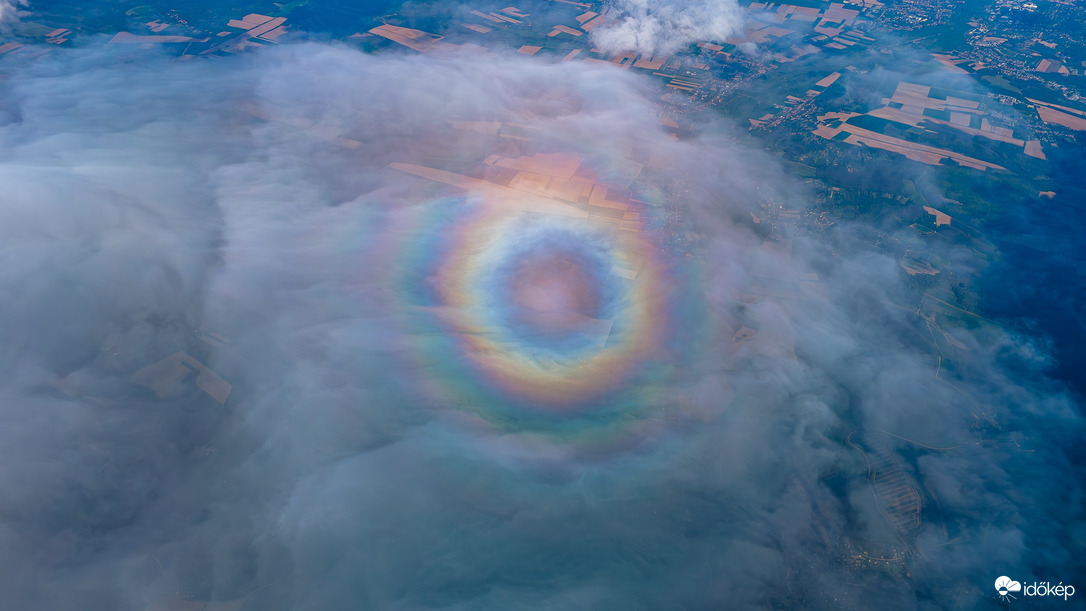 Hatalmas glória a felhők felett	