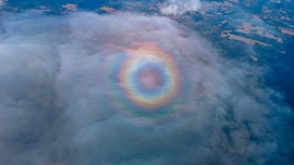 Hatalmas glória a felhők felett	