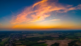 Naplemente égi ecsetvonásokkal