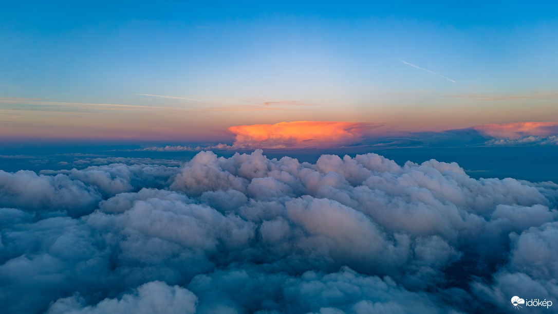 Naplemente utáni fények a távoli cellán