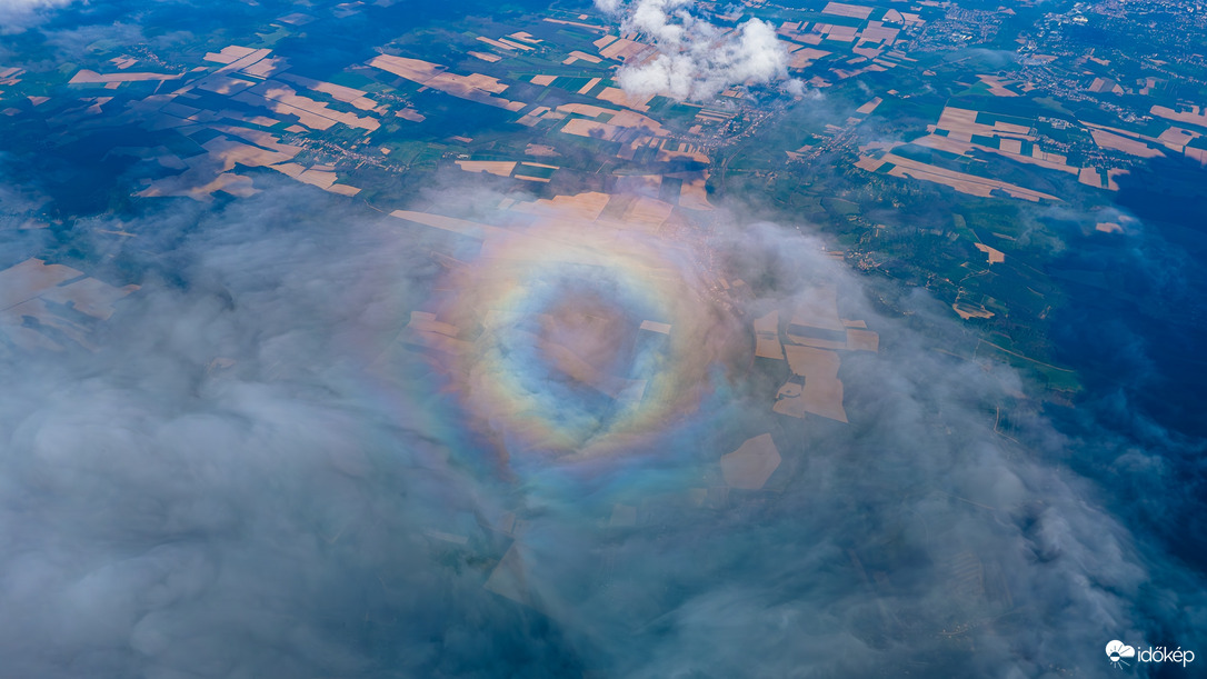 Óriási glória a felhők felett	