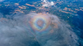 Óriási glória a felhők felett	