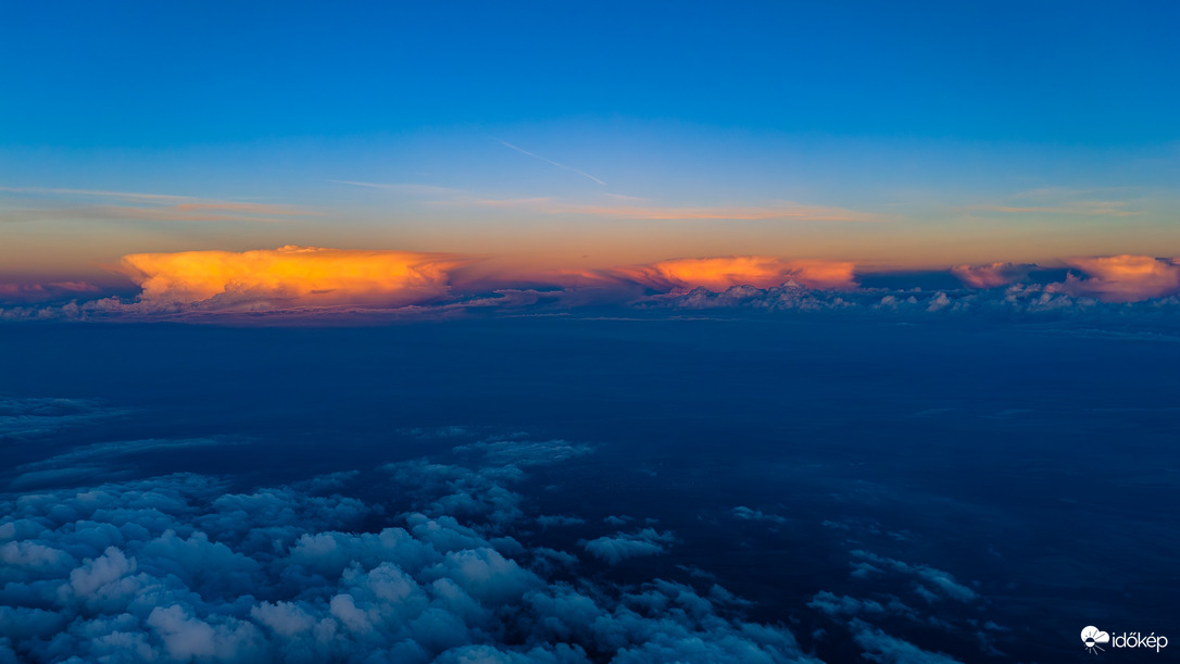 Búcsúzó napfény a zivatar ernyőjén