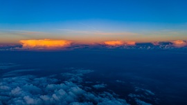 Búcsúzó napfény a zivatar ernyőjén