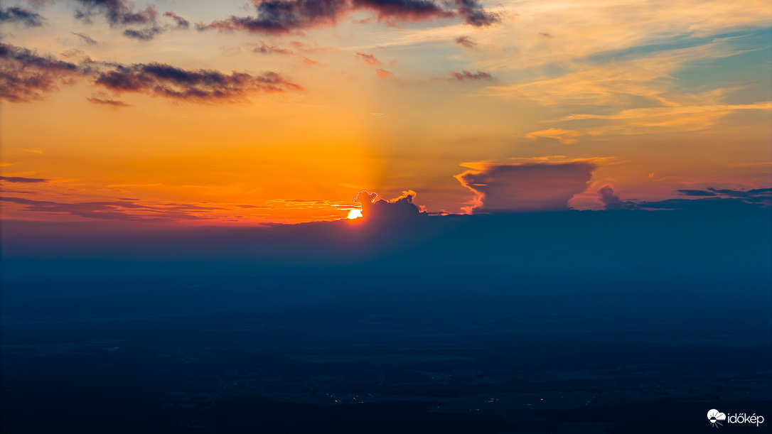 Naplemente mögötti izolált zivatarcella
