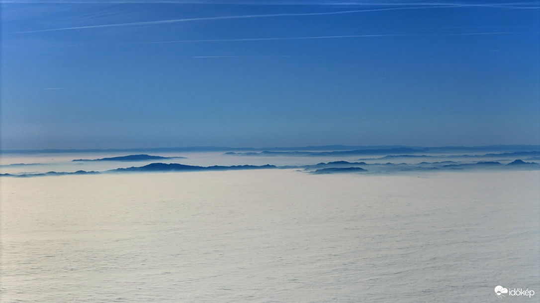 Csak a hegycsúcsok látszanak ki
