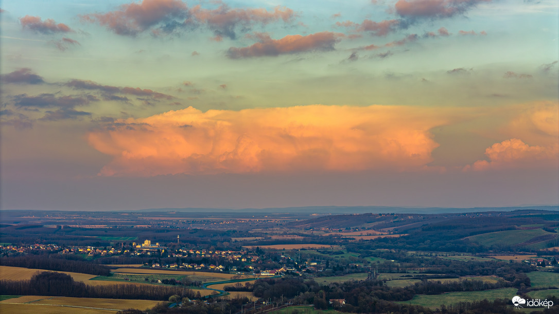 Felhőtorony a távolban