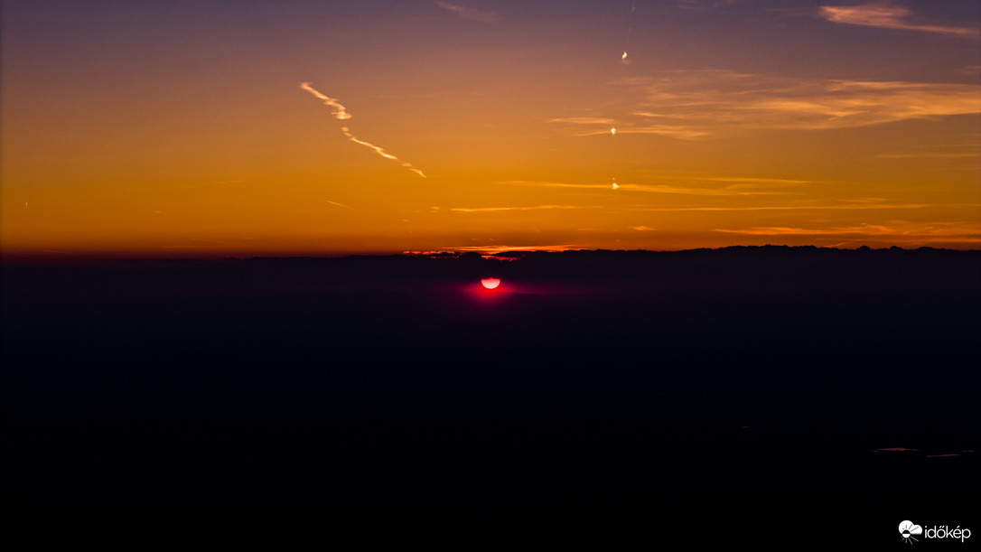 Naplemente a felhők alatt