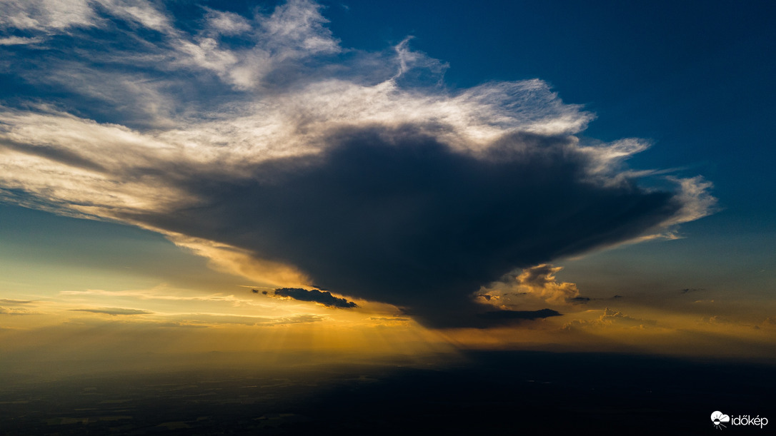 Felhőtölcsér és Tyndall-sugarak