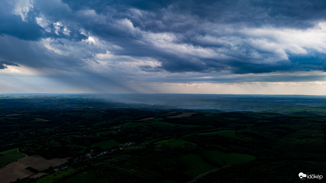 Esőfal a látóhatáron