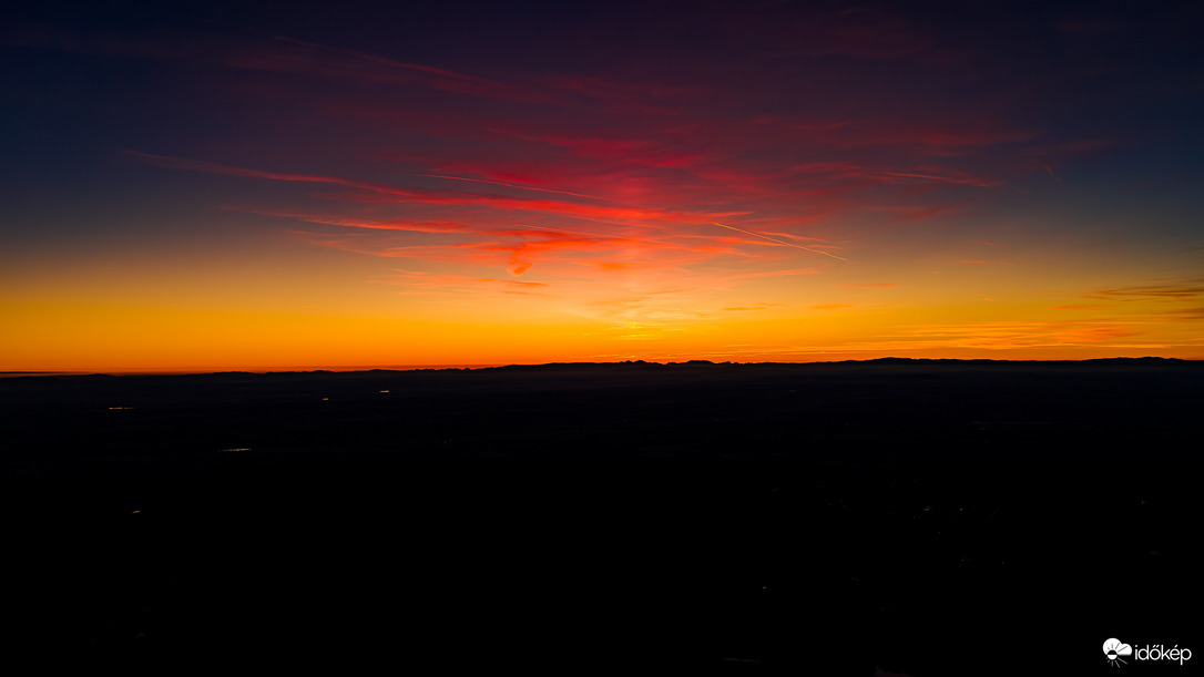 Naposzlop a tüzes naplementében
