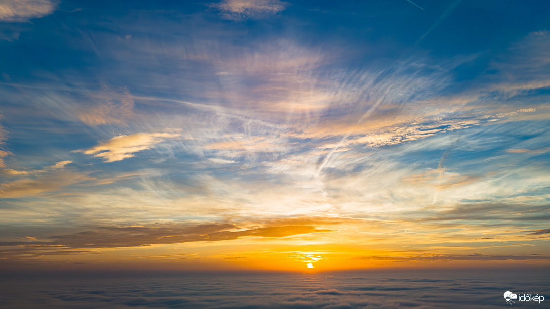Naplemente a ködtenger felett