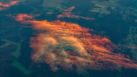 Felhő a naplemente színeiben