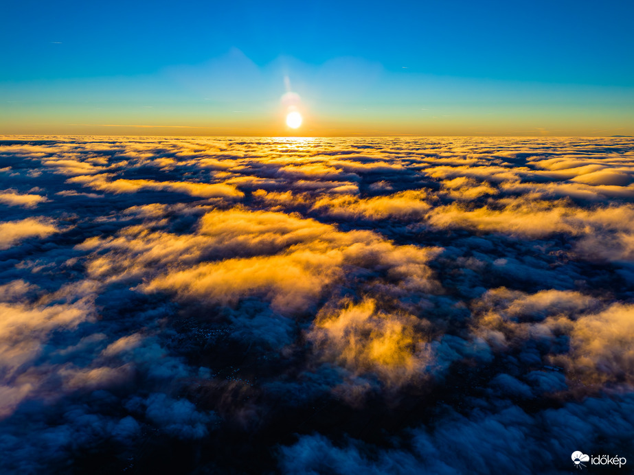 Naplemente a felhők felett