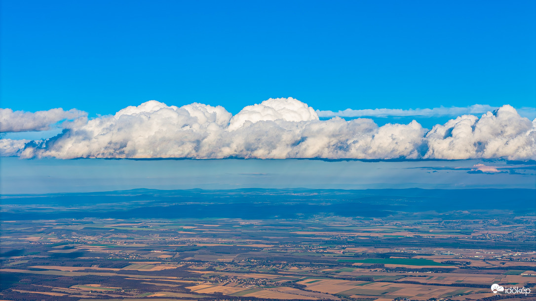 Tornyosuló gomolyok