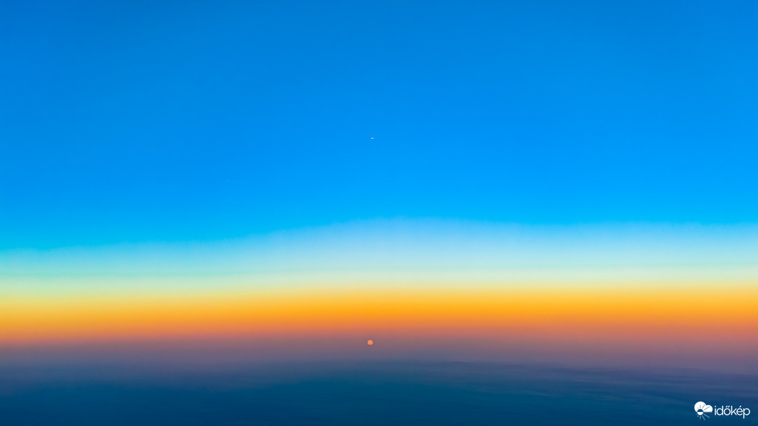 Holdkelte az ég kékjében