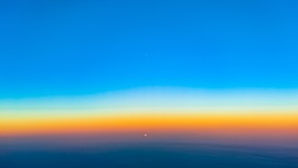 Holdkelte az ég kékjében