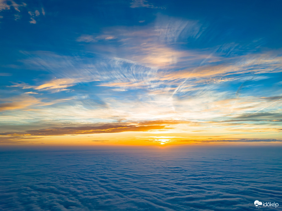 Naplemente a ködtenger felett