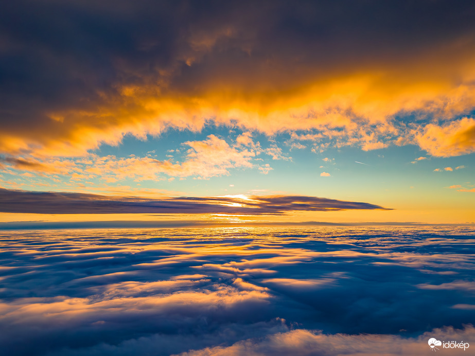 Köd feletti napnyugta