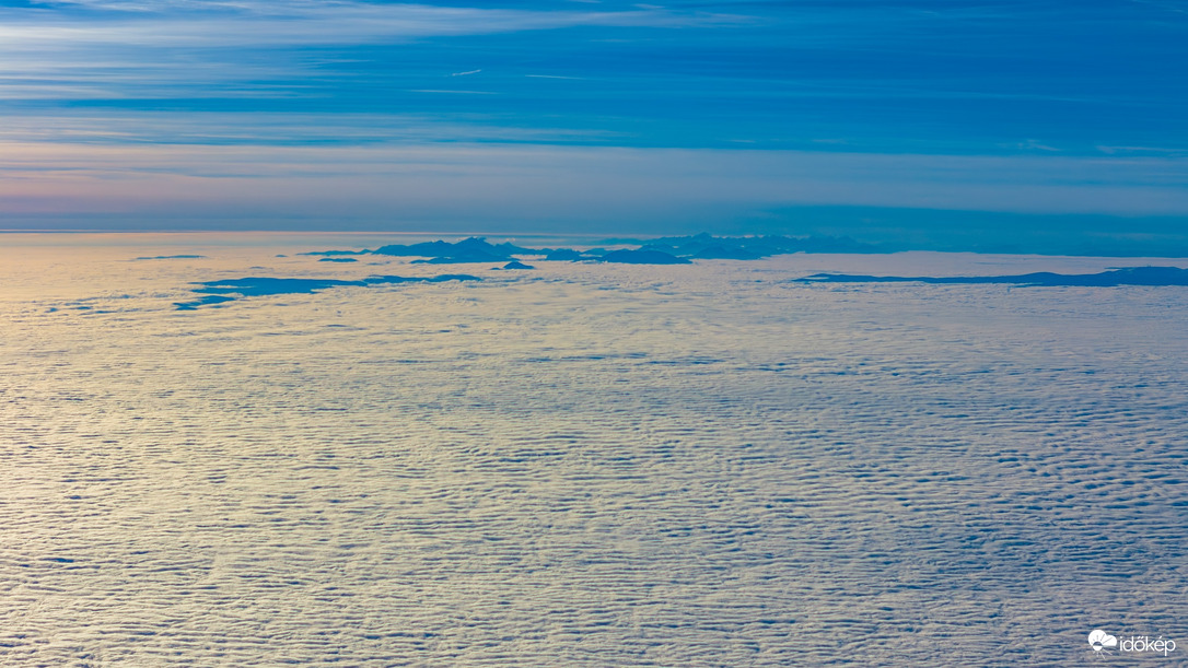 Csak az Alpok csúcsai látszanak ki