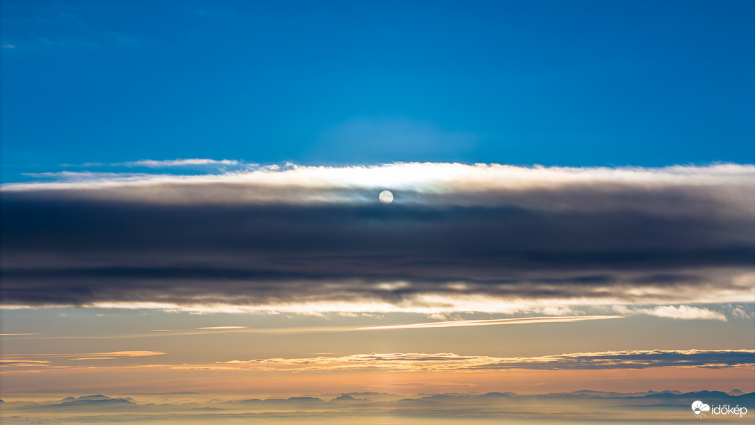 Fény a felhőfal mögött