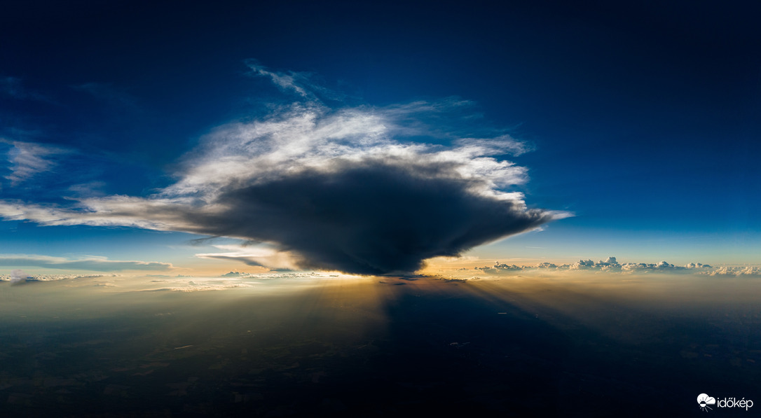 Felhőtölcsér és Tyndall-sugarak