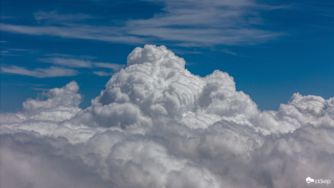 Magasra törő felhő
