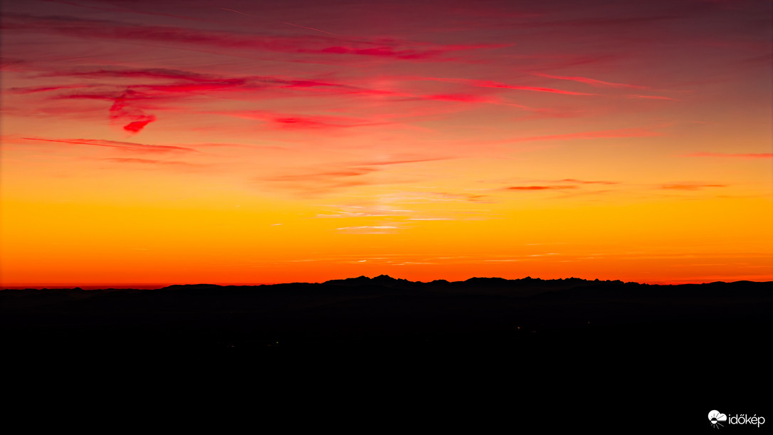 Naposzlop a tüzes naplementében