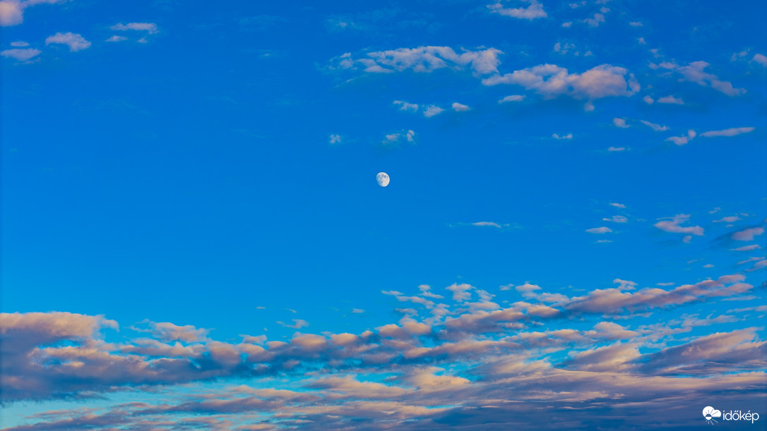 Hold a felhők között