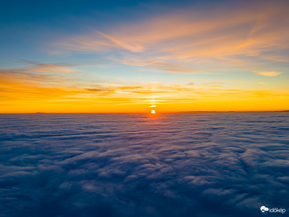 Köd felett ragyogó naplemente